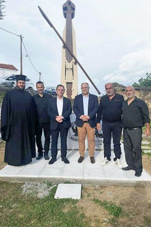 Μνημείο ποντιακής λύρας στα Θεοδόσια
