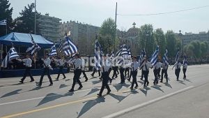Οι νέοι της Θεσσαλονίκης παρελαύνουν με περηφάνια και χαμόγελα για την 25η Μαρτίου (ΦΩΤΟ &amp; ΒΙΝΤΕΟ)