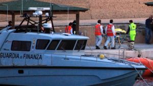 Λαμπεντούζα: Νέο ναυάγιο με γυναίκες και παιδιά – Πέντε νεκροί (vid)