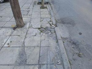 Δ. Κορδελιού – Ευόσμου: Πεζοδρόμια ακατάλληλα για… πεζούς και ΑμεΑ
