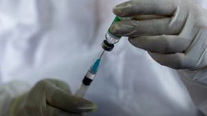 Μπράουν: «Εάν έχουν εμβολιαστεί τα 2/3 του πληθυσμού κατά του κορονοϊού, δεν θα χρειαστεί lockdown»