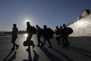 Εγκλωβισμένοι 1200 πρόσφυγες στο λιμάνι του Πειραιά