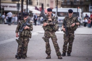 Γαλλία: Στρατός και ένοπλοι αστυνομικοί σε τουριστικά μέρη