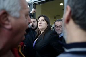 Νέα επίθεση συμβολαιογράφων κατά της Ζωής Κωνσταντοπούλου