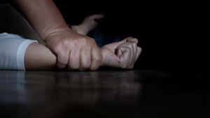 Σοκ στη Θεσσαλονίκη: Πατέρας ασελγούσε στις κόρες του - Ο σύζυγος της μίας την εξέδιδε