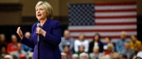 Στο στόχαστρο των αντιπάλων της οι παχυλές αμοιβές της Χίλαρι Κλίντον