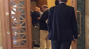 Ξυδάκης- Φίλης έσπευσαν για αναλήψεις στα ΑΤΜ της Βουλής