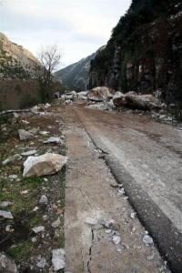 Στα δύο «κόπηκε» η Κέρκυρα από τις κατολισθήσεις