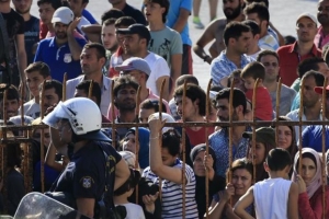 1.000 πρόσφυγες κλεισμένοι για 20 ώρες σε γήπεδο της Κω