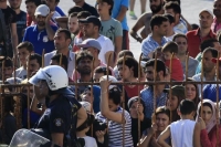 1.000 πρόσφυγες κλεισμένοι για 20 ώρες σε γήπεδο της Κω