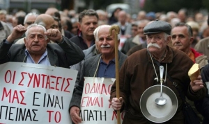 Συνταξιούχοι: Συνολική απώλεια 65% λόγω των μνημονίων