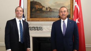 Στο Λονδίνο ο Τσαβούσογλου: Τι συζήτησε με τον Βρετανό ομόλογό του