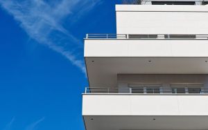 Θεσσαλονίκη: Τρεις νεαροί έκλεβαν με το πρόσχημα ότι έπεσαν… ρούχα των θυμάτων από τα μπαλκόνια
