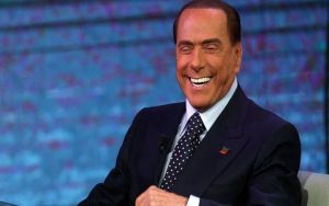 Δεν μπορεί να περπατήσει ο Μπερλουσκόνι, εξακολουθεί να νοσηλεύεται