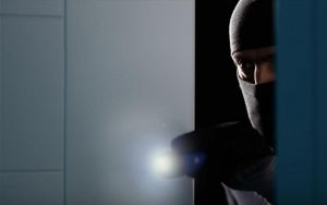 Θεσσαλονίκη: Αστυνομικοί βρήκαν τον διαρρήκτη μέσα στην… ντουλάπα!