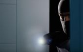 Θεσσαλονίκη: Αστυνομικοί βρήκαν τον διαρρήκτη μέσα στην… ντουλάπα!