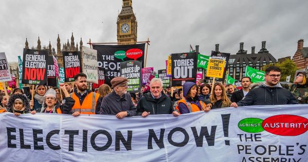 Βρετανία: Χιλιάδες στους δρόμους του Λονδίνου για να απαιτήσουν γενικές εκλογές