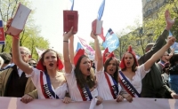 Η καθολική Δεξιά «κλείνει το μάτι» στη Λεπέν