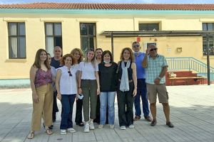Η συγγραφέας Αλεξάνδρα Μητσιάλη με τους μαθητές του Δημοτικού Σχολείου Σ.Σ. Μουριών
