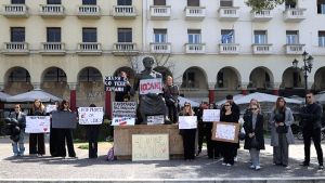60 λεπτά σιωπής για τα θύματα της φονικής πυρκαγιάς στην Κότσανι