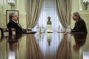 Αμεση λύση στο «Μακεδονικό» βλέπει ο Χαν αλλά τον αμφισβητούν Κοτζιάς και Ζάεφ - Νέα συνάντηση την Τετάρτη στη Βιέννη