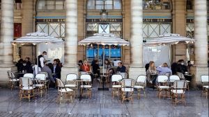 Γαλλία: Kαταργείται η χρήση μάσκας σε κλειστούς χώρους