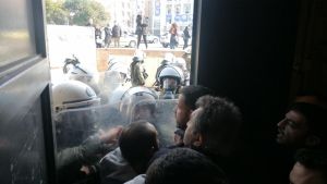 ΚΚΕ: Εγκλωβισμός Γ. Δελή και μελών του κόμματος στο Λευκό Πύργο από τα ΜΑΤ