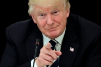 Ο Τραμπ κατηγορεί τον πρώην διευθυντή του FBI ότι διέρρευσε πληροφορίες