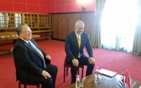 Το πανό για τους Τσάμηδες και τα πραγματικά ερωτήματα από την επίσκεψη Κοτζιά στα Τίρανα