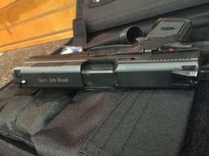 Το όπλο του αντί επιχειρημάτων επιδεικνύει ο Τζεμπ Μπους