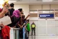 Διάταγμα Τραμπ για πρόσφυγες: Χάος στα αεροδρόμια, παγκόσμια ανησυχία - Δικαστική εντολή για αναστολή απελάσεων ταξιδιωτών με έγκυρη βίζα