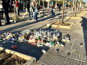 Θεσσαλονίκη: Πεταμένα σκουπίδια έξω από τον σταθμό του ΟΣΕ (ΦΩΤΟ)