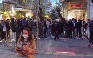 Θεσσαλονίκη: Συνωστισμός στα καφέ-μπαρ μία μέρα πριν την επιμήκυνση του ωραρίου (pics)