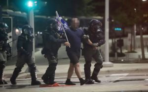 Θεσσαλονίκη – ΔΕΘ: Συλλήψεις και προσαγωγές για τα επεισόδια στην πορεία αντιεμβολιαστών (pics &amp; vids)