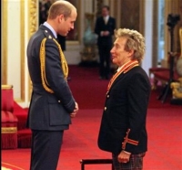 Ιππότης χρίστηκε ο θρύλος της ροκ Ροντ Στιούαρτ