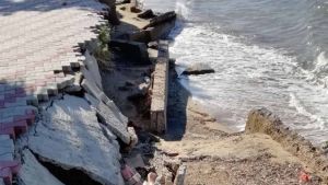 Χαλκιδική: Κατέρρευσε η παραλία της Νέας Ηράκλειας (φωτο - Vid)