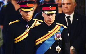 «Ξήλωσαν» τα βασιλικά αρχικά από τη στολή του πρίγκιπα Χάρι