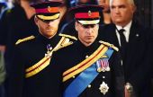 «Ξήλωσαν» τα βασιλικά αρχικά από τη στολή του πρίγκιπα Χάρι