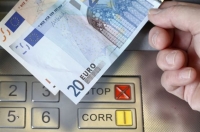 Οι μισθοί στην Ελλάδα «μειώνονται κατά 3,1% κάθε χρόνο από το 2009»