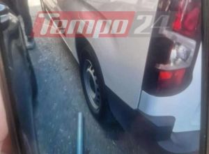 Πάτρα: Σιδερένιος σωλήνας κατέπεσε από οικοδομή σε σταθμευμένα αυτοκίνητα, μητέρα με παιδιά εντός