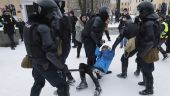 Υπόθεση Ναβάλνι: Διάτρητος πνεύμονας, κάταγμα στα πλευρά: ορισμένοι διαδηλωτές καταγγέλλουν αστυνομική βία