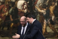 Ρέντσι προς Σουλτς: Η ΕΕ να ασχοληθεί με τους ανέργους, όχι τις τράπεζες