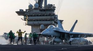 Χούθι: Πτώση F/A-18 από το αεροπλανοφόρο κατά την αποφυγή χτυπήματος