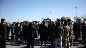 Εργαζόμενοι εκφράζουν αλληλεγγύη στους αγρότες στις κινητοποιήσεις