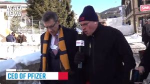 Νταβός: Δημοσιογράφοι «στρίμωξαν» τον Άλμπερτ Μπουρλά για τα εμβόλια