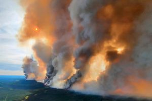 Καναδάς: Χιλιάδες εγκαταλείπουν τα σπίτια τους λόγω πυρκαγιών