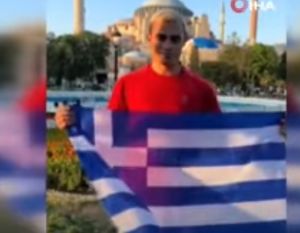 Έλληνας Tik Toker προκαλεί αντιδράσεις στην Κωνσταντινούπολη με την ανάρτηση ελληνικής σημαίας στην Αγία Σοφία