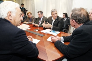 Στο παλιό αεροδρόμιο οι πρόσφυγες, αντιδρούν οι δήμαρχοι