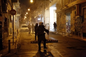 «Κλεφτοπόλεμος» στα Εξάρχεια