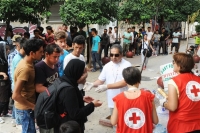 Διανομή τροφίμων σε πρόσφυγες στην πλ. Βικτωρίας εν μέσω αντιδράσεων